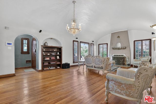 5300 Chesley Avenue, Los Angeles, CA 90043
