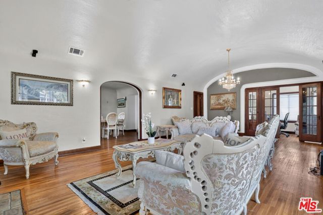 5300 Chesley Avenue, Los Angeles, CA 90043