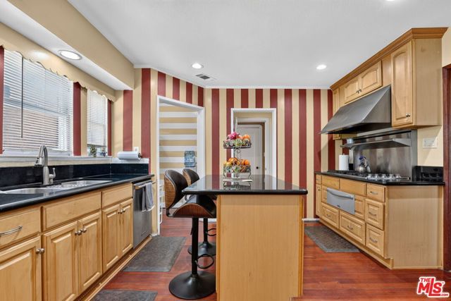 5300 Chesley Avenue, Los Angeles, CA 90043