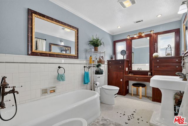 5300 Chesley Avenue, Los Angeles, CA 90043