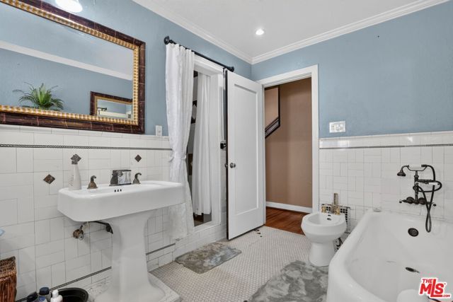 5300 Chesley Avenue, Los Angeles, CA 90043