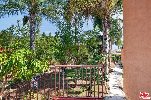 5300 Chesley Avenue, Los Angeles, CA 90043