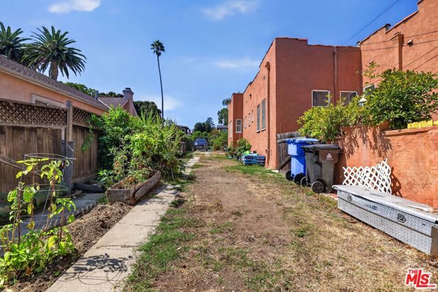 5300 Chesley Avenue, Los Angeles, CA 90043
