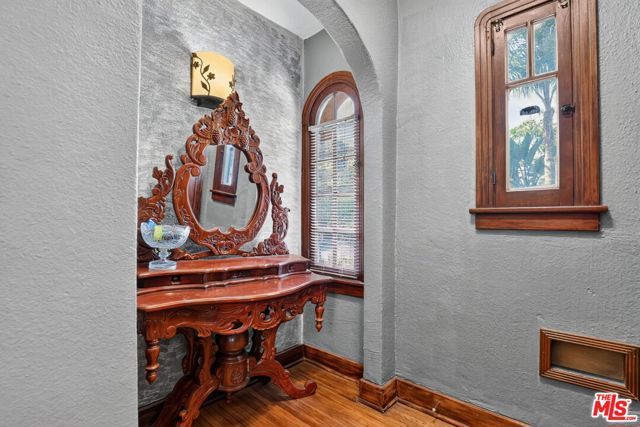 5300 Chesley Avenue, Los Angeles, CA 90043