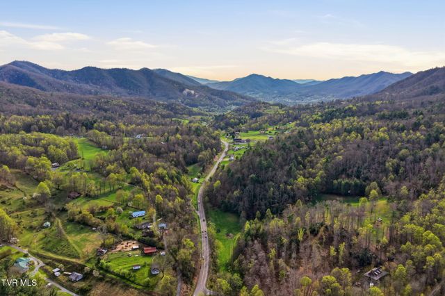 1570 U.S. 321, Hampton, TN 37658