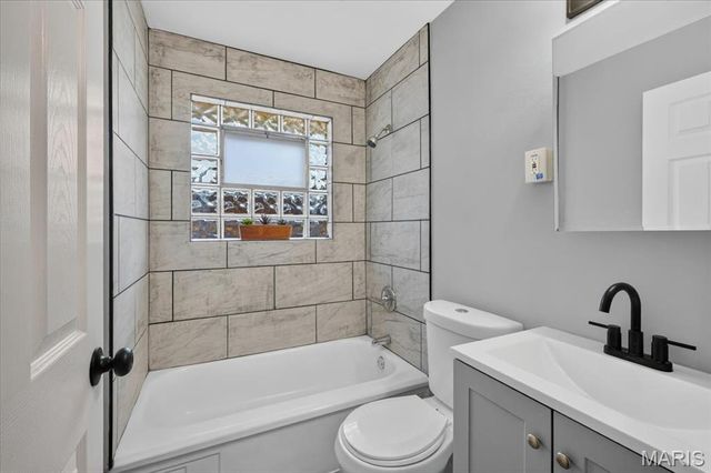 6623 Kenwood Drive, St Louis, MO 63121