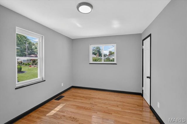 6623 Kenwood Drive, St Louis, MO 63121