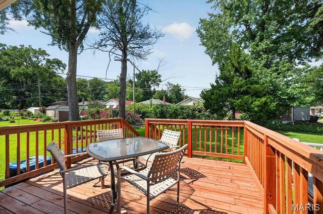 6623 Kenwood Drive, St Louis, MO 63121