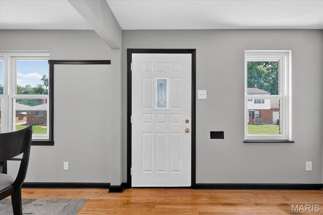 6623 Kenwood Drive, St Louis, MO 63121