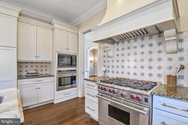 1935 FOXVIEW CIR NW, Washington, DC 20007