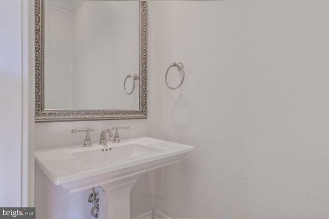 1935 FOXVIEW CIR NW, Washington, DC 20007