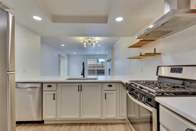 6910 Lovely LN, Austin, TX 78744