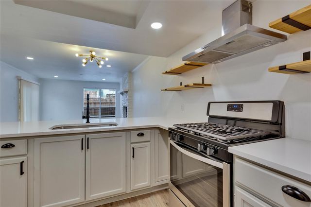 6910 Lovely LN, Austin, TX 78744