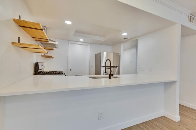 6910 Lovely LN, Austin, TX 78744