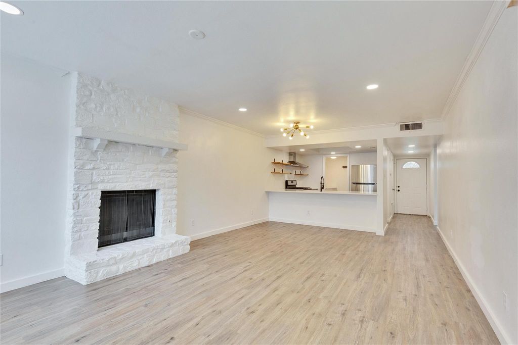 6910 Lovely LN, Austin, TX 78744