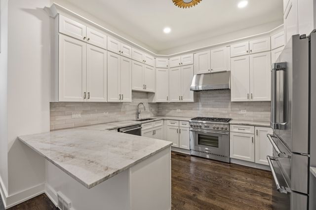 2107 N Clark Street, Chicago, IL 60614