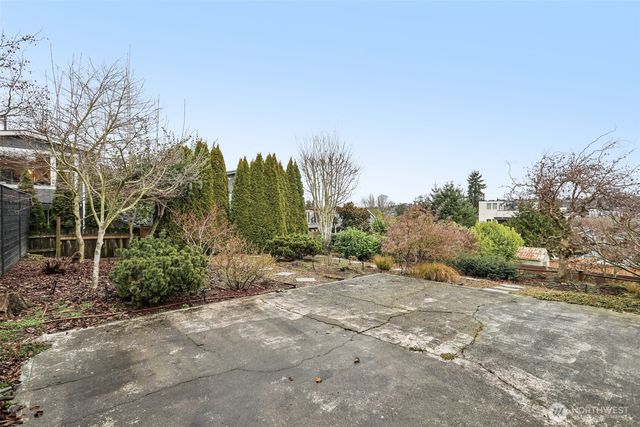 2418 W Boston, Seattle, WA 98199