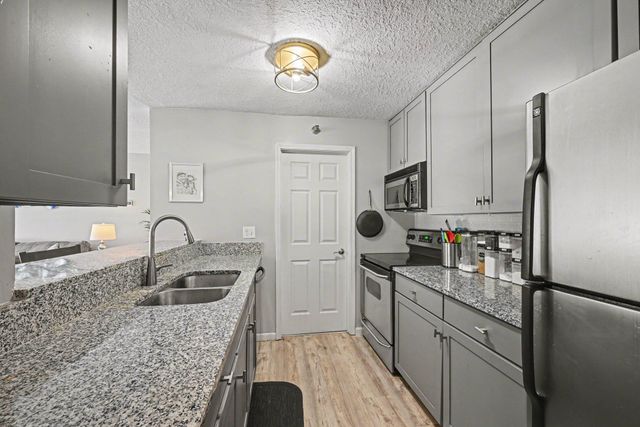 6165 Chasewood Parkway 1, Hopkins, MN 55343