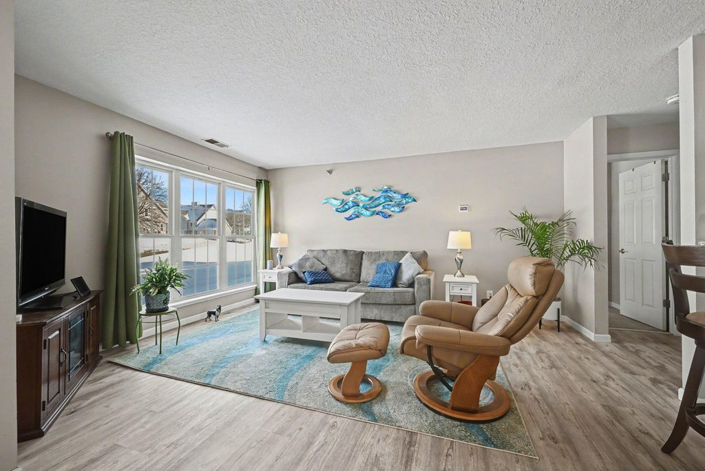 6165 Chasewood Parkway 1, Hopkins, MN 55343