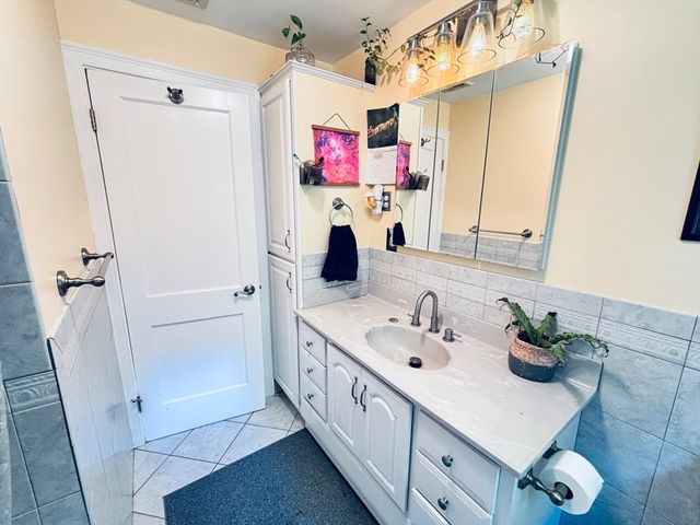 86 Mechanic St, Foxboro, MA 02035