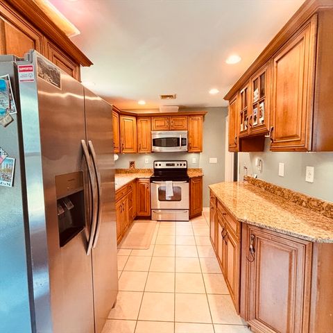 86 Mechanic St, Foxboro, MA 02035