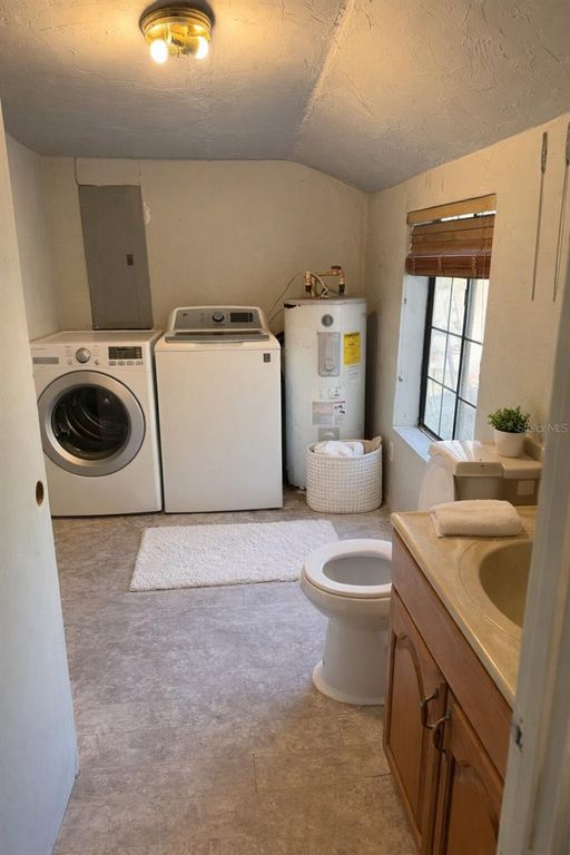 Image 11 of property listing at 7923 18TH AVENUE E, Palmetto, FL 34221