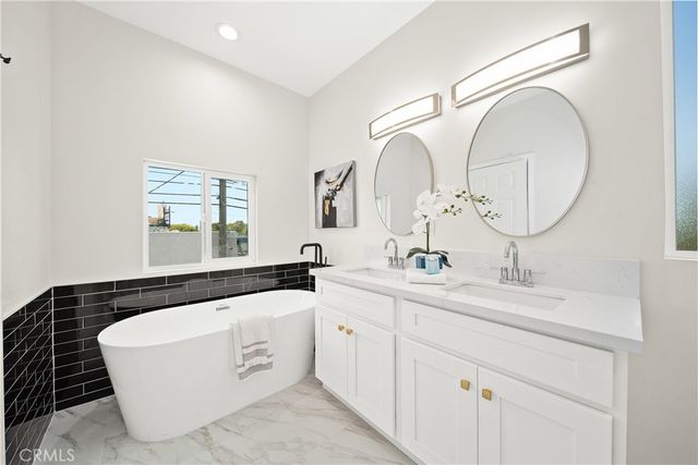 1372 Carmona Avenue, Los Angeles, CA 90019