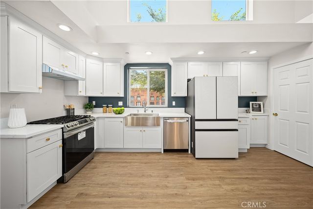 1372 Carmona Avenue, Los Angeles, CA 90019