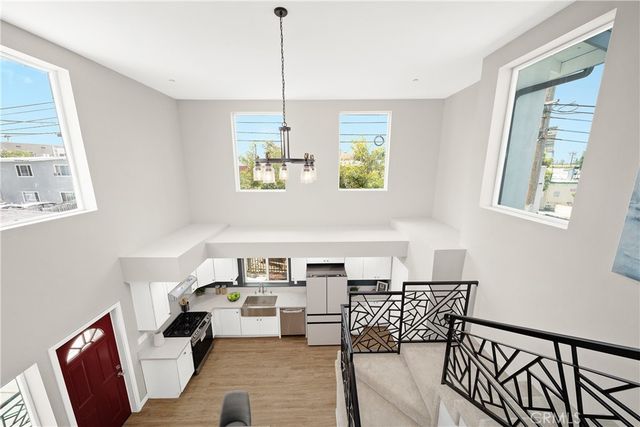 1372 Carmona Avenue, Los Angeles, CA 90019