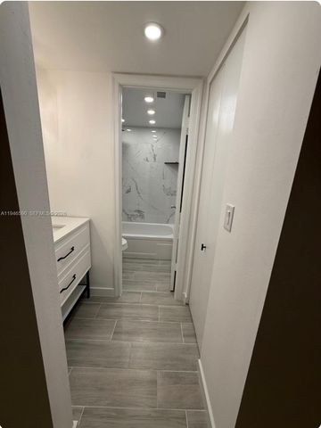 9460 Poinciana Pl 405, Davie, FL 33324