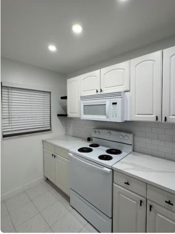 9460 Poinciana Pl 405, Davie, FL 33324