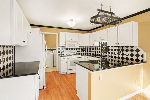 306 Pineknoll Court, Brighton, MI 48116