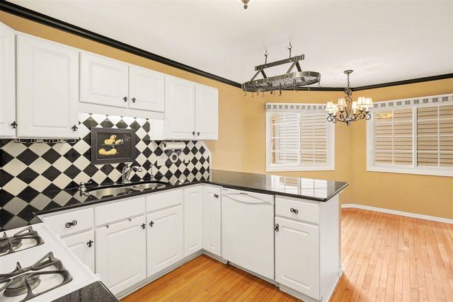 306 Pineknoll Court, Brighton, MI 48116