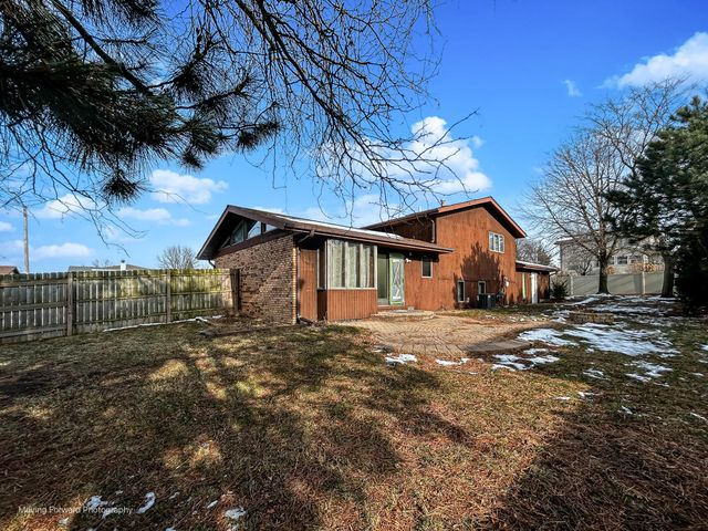 940 Old Beach Road, Dyer, IN 46311