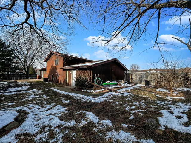 940 Old Beach Road, Dyer, IN 46311