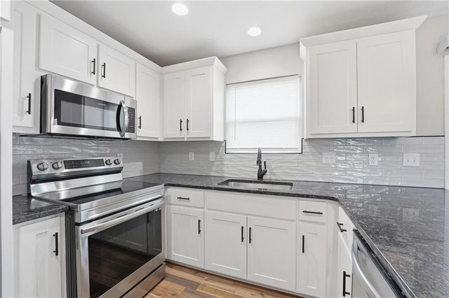 507 SW Meadowood Drive, Grain Valley, MO 64029