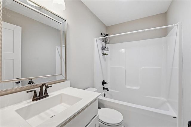 507 SW Meadowood Drive, Grain Valley, MO 64029