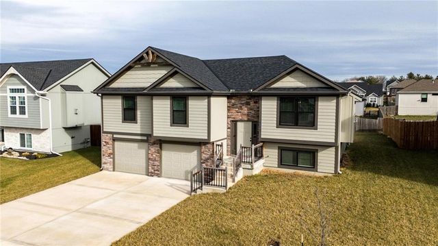 507 SW Meadowood Drive, Grain Valley, MO 64029