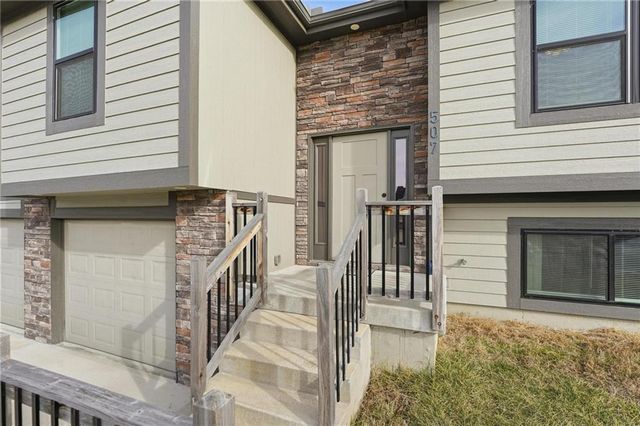 507 SW Meadowood Drive, Grain Valley, MO 64029