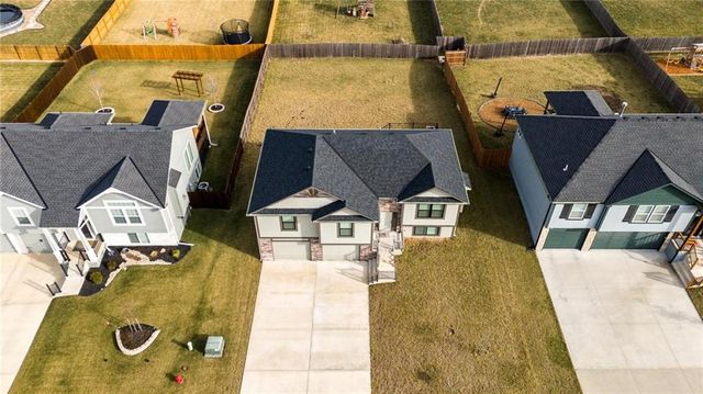 507 SW Meadowood Drive, Grain Valley, MO 64029