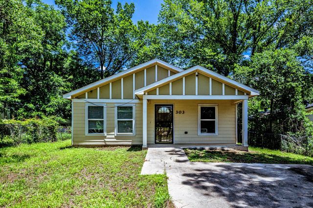 303 Sowell Drive, Huntsville, TX 77320