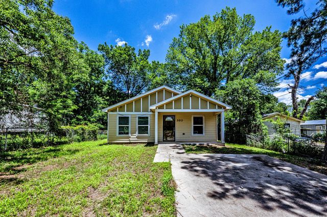 303 Sowell Drive, Huntsville, TX 77320