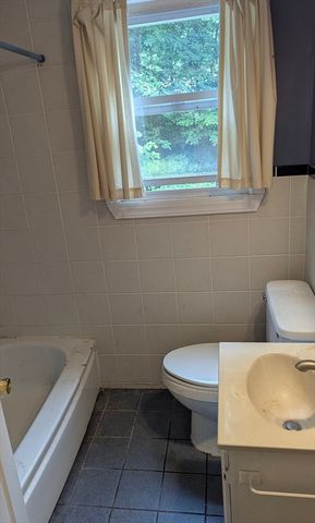 4 Old Charter Rd, Marlborough, MA 01752