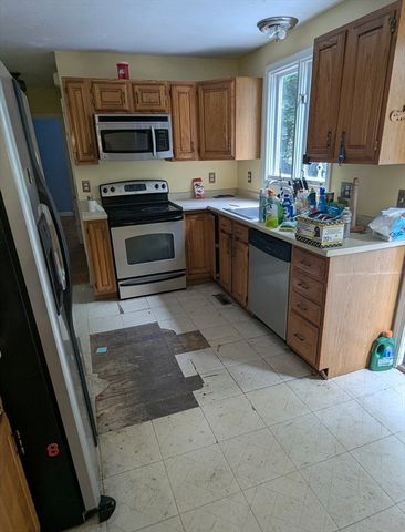 4 Old Charter Rd, Marlborough, MA 01752
