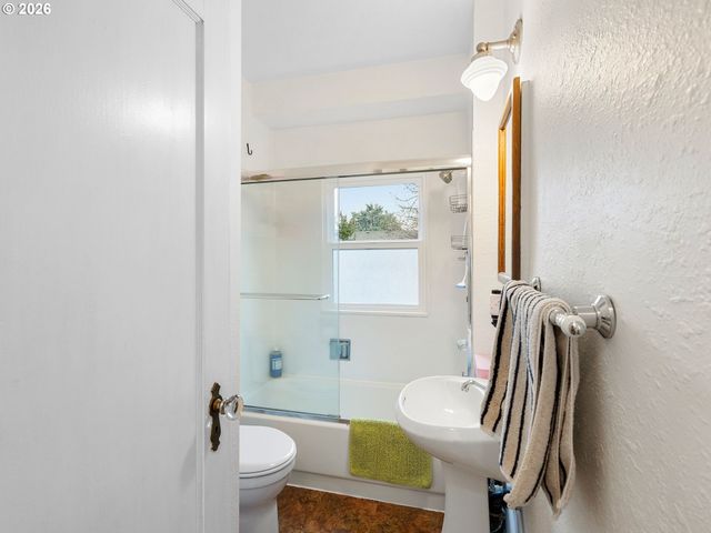 1310 Ne 70TH Ave, Portland, OR 97213