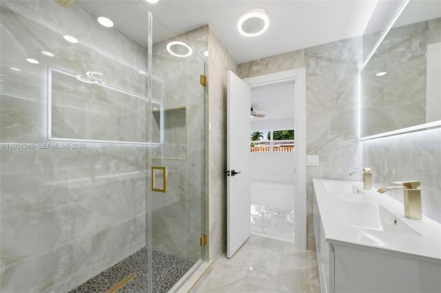 4711 NE 18th Ave, Oakland Park, FL 33334