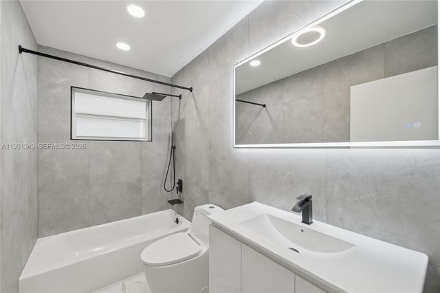 4711 NE 18th Ave, Oakland Park, FL 33334