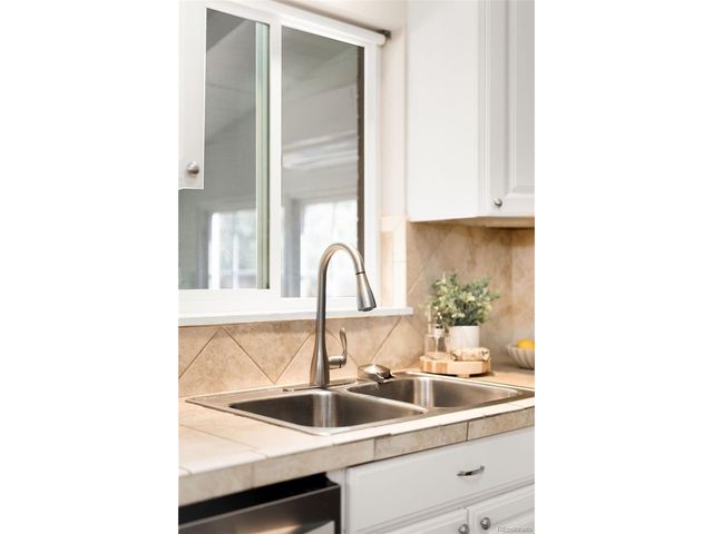 1176 Tucson St, Aurora, CO 80011