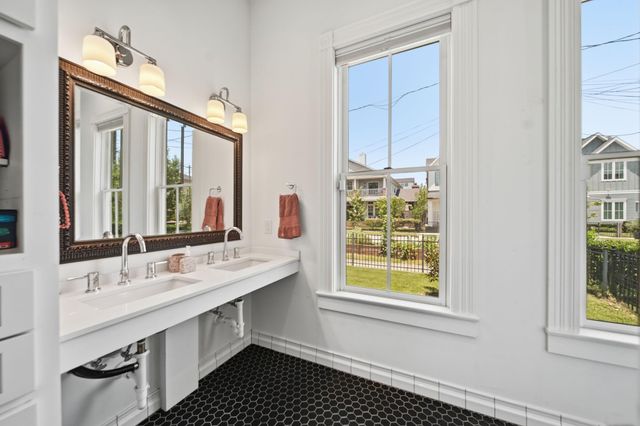 220 W 10th Street, Houston, TX 77008