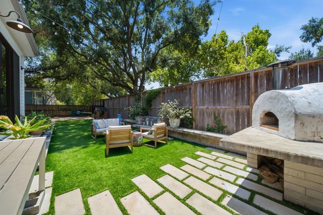 220 W 10th Street, Houston, TX 77008